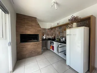 Ambiente interno de uma sala de estar com cozinha em Lajeado, Brasil.