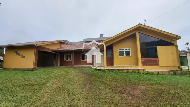 Fachada de uma residência em Lajeado, Brasil, com jardim gramado na frente.