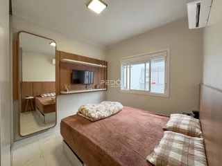 Quarto com cama e janela em um imóvel no Brasil.