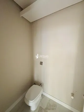 Foto de um banheiro interno com vaso sanitário e piso de mármore.