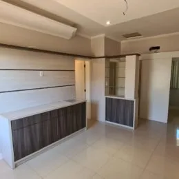 Quarto com cabeceira e piso de cerâmica em um imóvel em Lajeado.