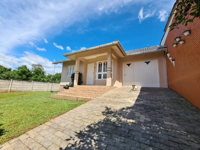 Foto da fachada de uma casa residencial em Lajeado, Brasil, mostrando a entrada e o jardim.