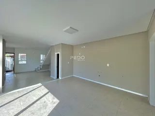 Vista interna de um ambiente amplo com piso de concreto.