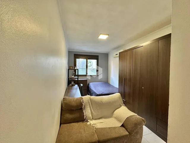 Quarto com cama e sofá em ambiente interno.