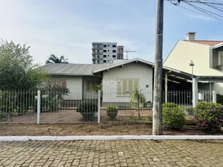Fachada de uma casa em Lajeado, Brasil, com cerca e jardim.
