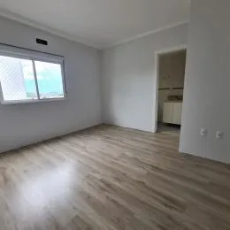Foto de um cômodo interno com piso de madeira clara.