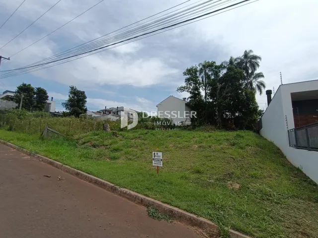 Vista da propriedade com encosta gramada ao lado da rua.