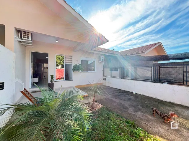 fachada de uma casa em Lajeado, Brasil com jardim na frente