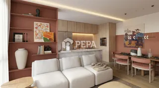 Sala de estar moderna com sofá branco e cozinha integrada.