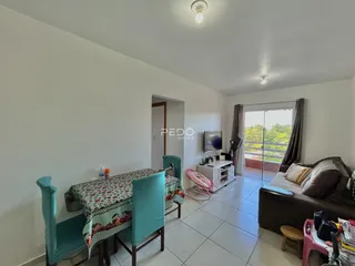 Ambiente interno de uma sala com vista para a varanda.