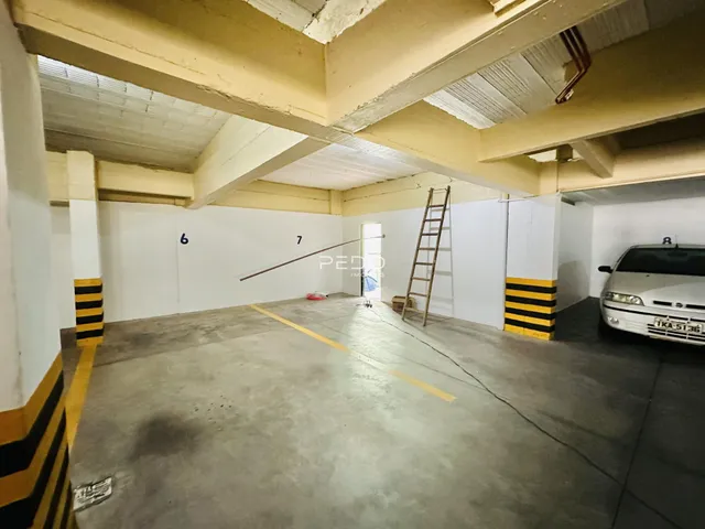 Espaço interno de um imóvel com piso de concreto e estrutura exposta.