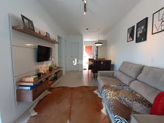 Sala de estar com sofá e estantes de madeira.