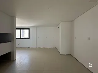 Vista de um corredor interno com piso de cerâmica clara.