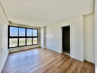 Sala de estar com grande janela e piso de madeira clara.