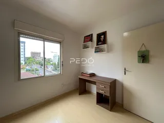 Sala de estar com grande janela e vista externa.