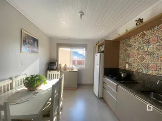 Foto de uma sala de estar e cozinha em um imóvel.