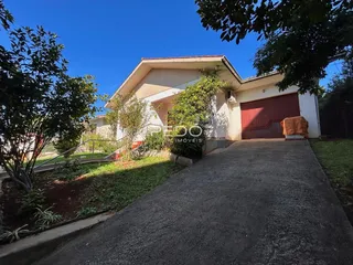 Fachada de uma casa em Lajeado, Brasil, com jardim e entrada de garagem.