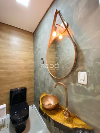 Foto de um banheiro com revestimento de parede cinza e piso de madeira.