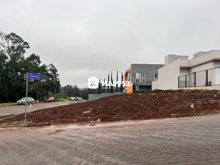 Fachada de uma residência moderna em Lajeado com terra em primeiro plano.