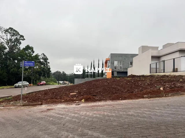 Fachada de uma residência moderna em Lajeado com terra em primeiro plano.
