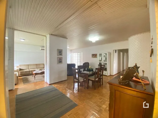 Sala de estar com piso de madeira e ambiente claro.