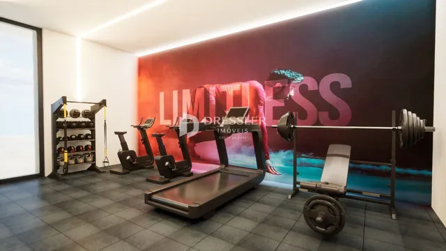 Interior de um espaço com equipamentos de ginástica e decoração de parede.