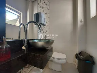 Foto de um banheiro com pia e vaso sanitário.