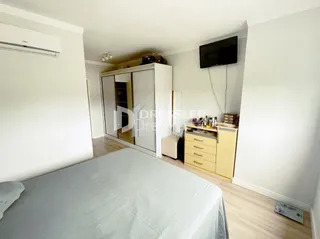 Quarto com cama grande e ar-condicionado instalado.