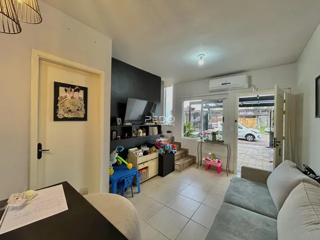 Sala de estar com porta de entrada e acesso ao exterior.
