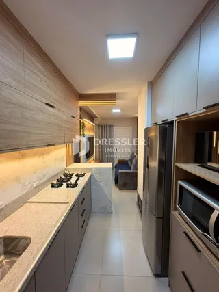 Foto de uma cozinha moderna com armários de madeira e bancadas claras.