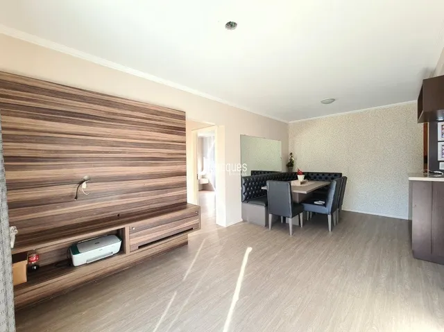 Sala de estar com painel de madeira na parede.