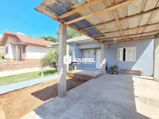 Fachada de uma residência em Lajeado, Brasil, com área externa e vegetação.