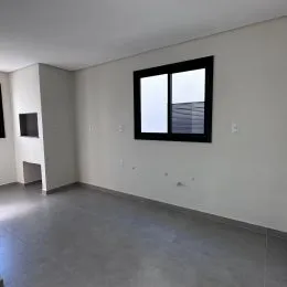 Ambiente interno com piso cinza e paredes brancas.