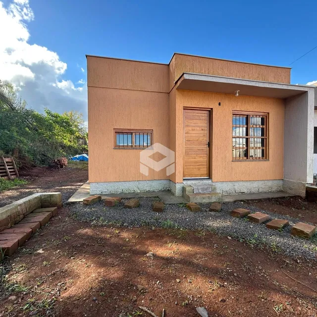 Fachada de uma casa em Lajeado, Brasil, com revestimento alaranjado.