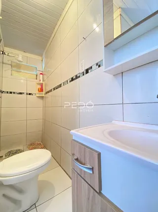 Foto de um banheiro com revestimento cerâmico nas paredes.