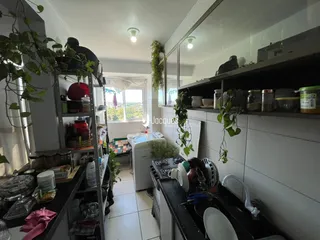 Vista interna de uma cozinha com estantes e armários em Lajeado.