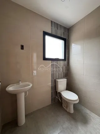 Foto de um banheiro interno com pia e vaso sanitário.