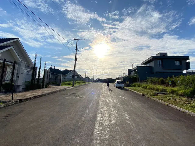 Vista da rua em Lajeado, Brasil, mostrando residências laterais.