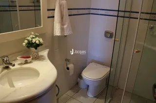 Foto de um banheiro interno com azulejos brancos.