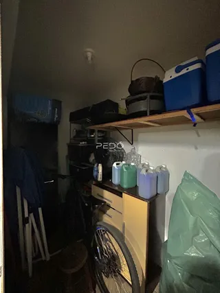 Foto de um corredor com estantes e móveis de armazenamento.