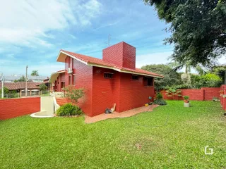 Fachada de casa em Lajeado, Brasil com jardim gramado.