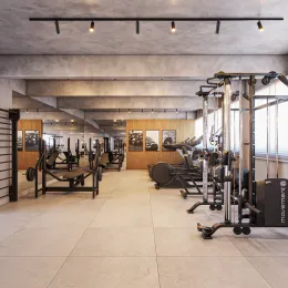 Foto de uma sala ampla equipada com aparelhos de ginástica.