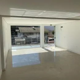 Vista interna de um ambiente com piso polido.
