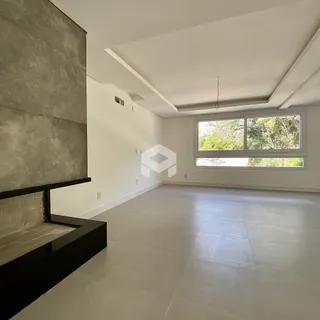 Ambiente interno de uma sala de estar com lareira e piso de cerâmica.