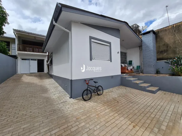 Fachada de uma casa em Lajeado, Brasil, com área externa pavimentada.