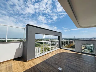Varanda com vista panorâmica da paisagem urbana.