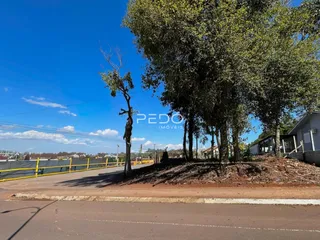 Vista da propriedade com árvores e estrada no exterior.