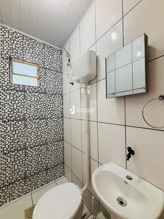 Foto de um banheiro com revestimento de azulejos pretos e brancos.