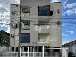 Fachada de um prédio residencial em Lajeado, Brasil com grade de ferro na frente.
