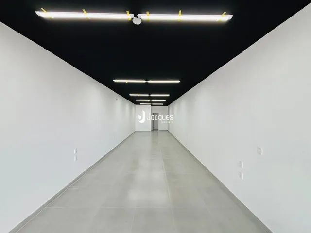 Imagem de um corredor interno de uma propriedade.